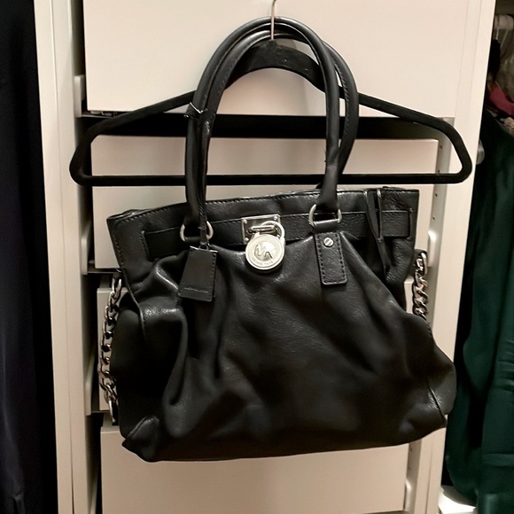 MK black purse. A little used on inside (pic) otherwise in great condition. - Picture 2 of 7